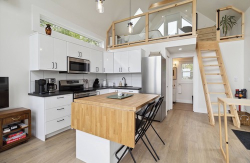 Shelburne House | Cozy Bells Cove Retreat – Stylish Loft with Harbour Views & Walkability