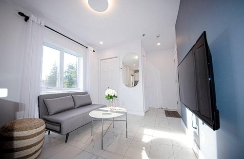 Cote-Des-Neiges—Notre-Dame-De-Grace Apartment | Cozy Bright 2BR Retreat with Parking & Gym Near Downtown & Airport