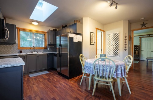 Metchosin Cabin | Cozy Cabin Getaway. Fireplace, king bed, hot tub, Pet OK.