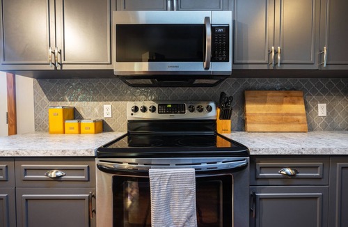 Metchosin Cabin | Cozy Cabin Getaway. Fireplace, king bed, hot tub, Pet OK.