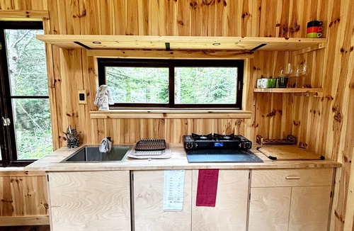 Sainte-Adele Cabin | Cozy cabin in a beautiful prairie on Sainte-Adèle’s organic farm.
