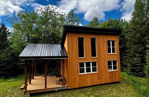 Sainte-Adele Cabin | Cozy cabin in a beautiful prairie on Sainte-Adèle’s organic farm.