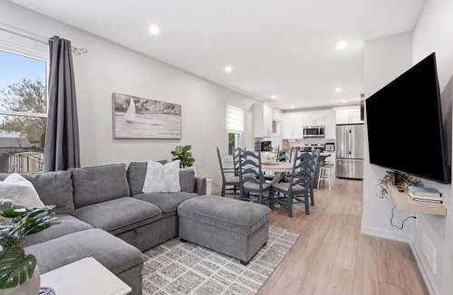 St. Catharines House | Cozy Cityscapes 3Br, 1B with Washer+Dryer