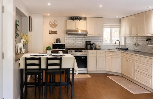Port Moody Villa | Cozy Coastal Retreat Close to Beach Park