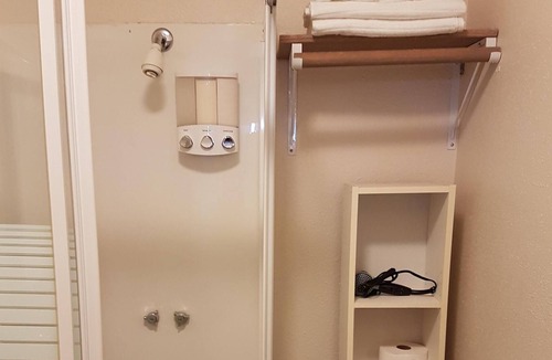 East Kootenay Apartment | ♥COZY COMFORT☆☆SLEEPS4 ♥5 Min to Golf & Ski