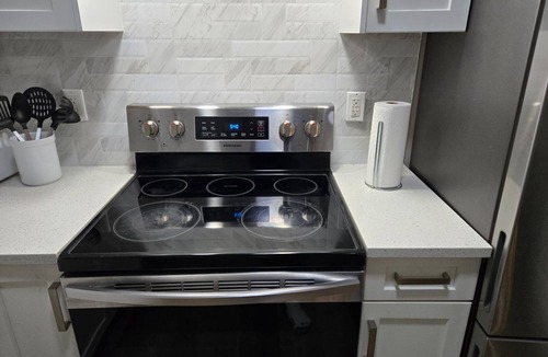 Abbotsford Condo | Cozy condo with AC in lovely Abbotsford