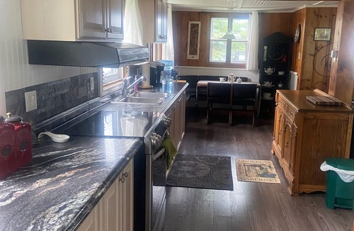 Colborne House | Cozy Cottage by Lake Ontario
