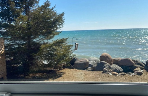 Colborne House | Cozy Cottage by Lake Ontario