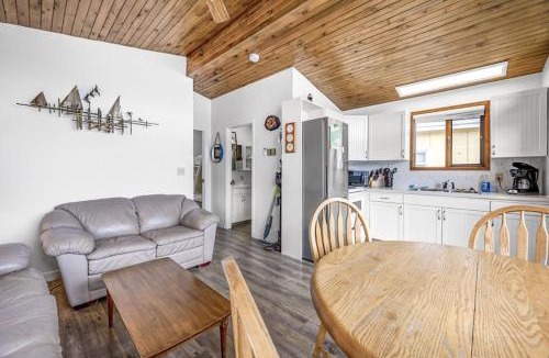 Central Okanagan House | Cozy Cottage by the Lakeshore #4