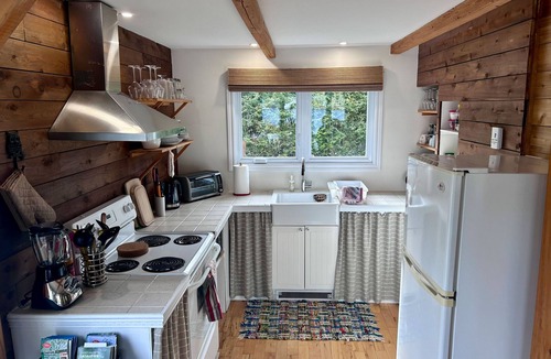 Chertsey Ski Chalet | Cozy cottage on Lake Paré with private hot tub and lake views | Le Nénuphar
