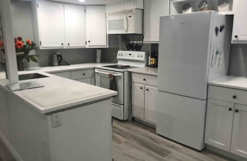 Port Stanley Cottage | Cozy cottage on the bluff with all the amenities ,10 min walk to main beach