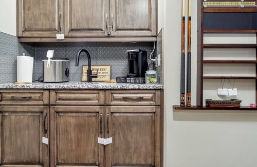 Coaldale House | Cozy Cottage Suite With Massage Chair And Pool Table