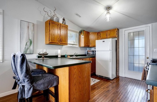 Leamington Cottage | Cozy Cottage with Beautiful Views of Lake Erie from the Private Deck in Kingsville, Ontario