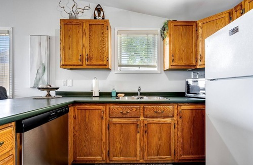 Leamington Cottage | Cozy Cottage with Beautiful Views of Lake Erie from the Private Deck in Kingsville, Ontario