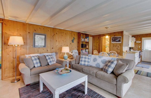 Florence House | Cozy Cottage with Spectacular Ocean Views - Dog Friendly