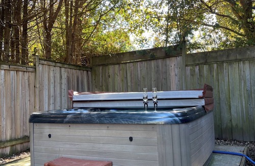Alton House | Cozy Country Spring & Summer Getaway | HotTub + Outdoor Pool & Fire Pits