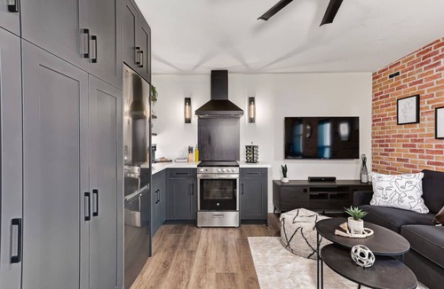 Collingwood Hotel | Cozy Couples` Loft in the Heart of Collingwood