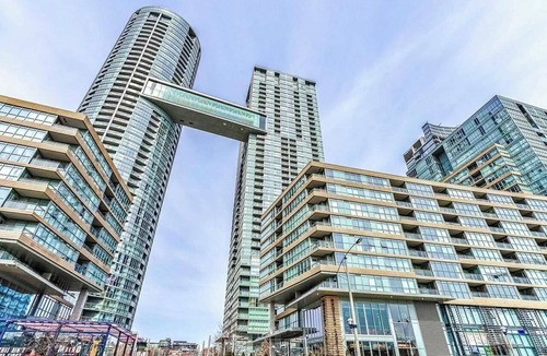 Wellington Place Condo | Cozy Downtown 1BR | Walk to CN Tower, Ripleys Aquarium, FIFA, KingWest Nightlife