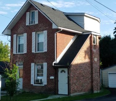 Sunnyside Apartment | Cozy downtown one bedroom free parking