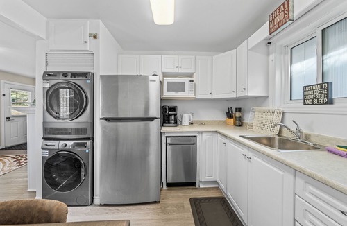 Innisfil Cottage | 🏡 Cozy Family Cottage Retreat | Beach BBQ Fire Pit | Sleeps 5
