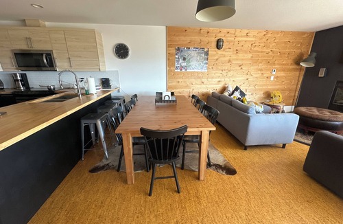 Big White Ski Resort Apartment | Cozy family retreat at Big White Ski Resort, 3BD, 2 Bath, and Private Jacuzzi