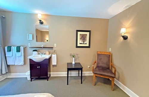 Regional District of Nanaimo Hotel | Cozy Forest View Room with Double Bed - Rm 10