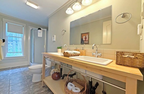 Regional District of Nanaimo Hotel | Cozy Forest View Room with Double Bed - Rm 10