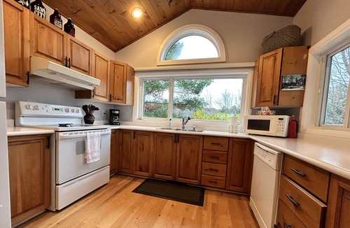 Muskoka Lakes Cottage | Cozy Four Season Cottage on Brandy Lake