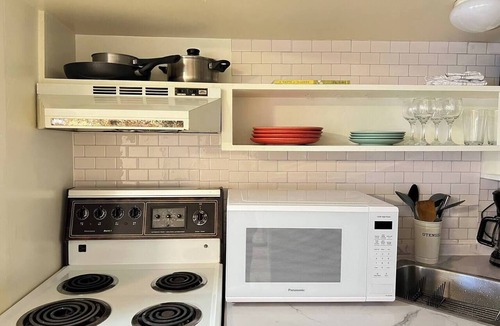 Ambleside House | Cozy Guest Suite – Walk to Ocean & Shops