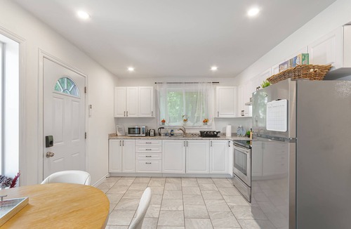 Barrie House | Cozy Guest Suite in Barrie| 2 Bedrooms | 2 parking| Laundry in unit