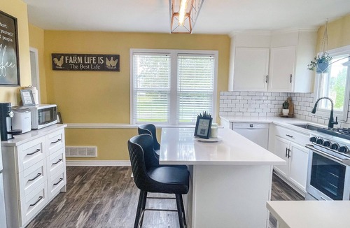 Points East House | Cozy Hilltop Retreat w/Hot Tub, Firepit & Deck. Pet-Friendly!
