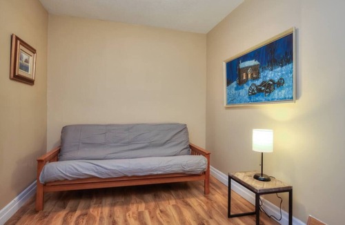 Guelph House | Cozy home located in St. Georges Park & close to Guelph General Hospital.