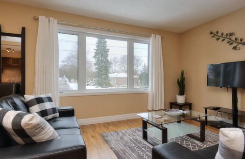 Guelph House | Cozy home located in St. Georges Park & close to Guelph General Hospital.