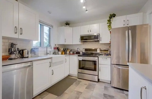 Saint-Hubert House | cozy house parking private Montreal