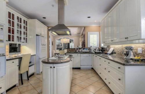Dunbar House | Cozy Huge Primary Suite Near UBC YVR Airport