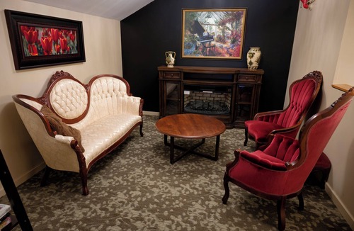 Liscomb Hotel | Cozy King Room with Private Balcony in Main Lodge