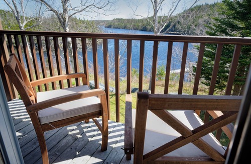 Liscomb Hotel | Cozy King Room with Private Balcony in Main Lodge