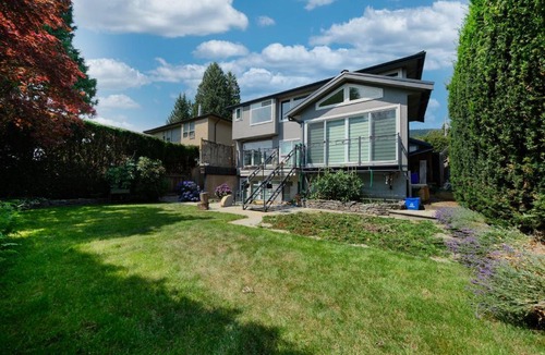 Dundarave House | Cozy King Suite Near Ferry & Beach