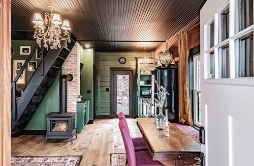 Bridgton House | Cozy Library Tiny Home *Private Hot Tub* King Bed *Minutes to Lakes & Hiking