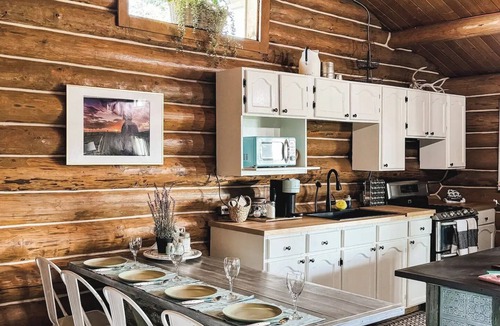 Cochrane Cabin | Cozy Log Cabin Getaway with Scenic Mountain