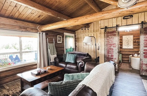 Cochrane Cabin | Cozy Log Cabin Getaway with Scenic Mountain