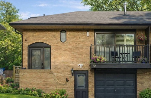 Brampton House | Cozy Modern Family Retreat