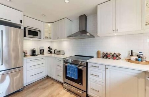 Lower Lonsdale Boat Rental | Cozy modern floating home next to Lonsdale Quay