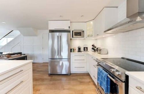Lower Lonsdale Boat Rental | Cozy modern floating home next to Lonsdale Quay