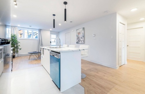 Longueuil Apartment | Cozy Modern Free Parking，3BedroomnClose LaRonde
