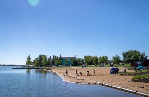 Chestermere Apartment | Cozy & Modern Guest Suite-Minutes away from Lake!