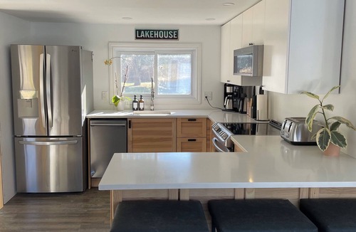 Westport House | Cozy Modern Lake House w/Hot Tub! Pet friendly.