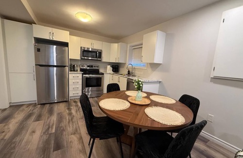 Terra Nova Apartment | Cozy Modern Suite in Quiet Suburb, close to the Mall, Stores and Restaurants!
