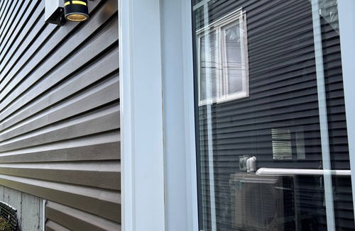 Terra Nova Apartment | Cozy Modern Suite in Quiet Suburb, close to the Mall, Stores and Restaurants!