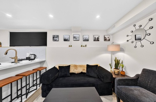 Walkerville House | Cozy Modern Walkerville Basement Apartment